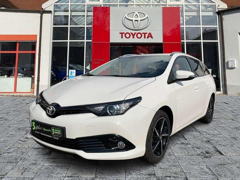 Schneeweiß Gebraucht 2018 Toyota Auris Touring Sports Team Kombi | 12.990 € (Fairer Preis) - Bild 1/3