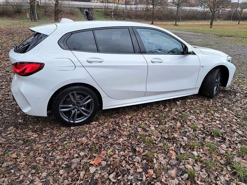 Weiß Gebraucht 2022 BMW 118 M Sport Kleinwagen | 16.900 € (Superpreis) - Bild 1/4