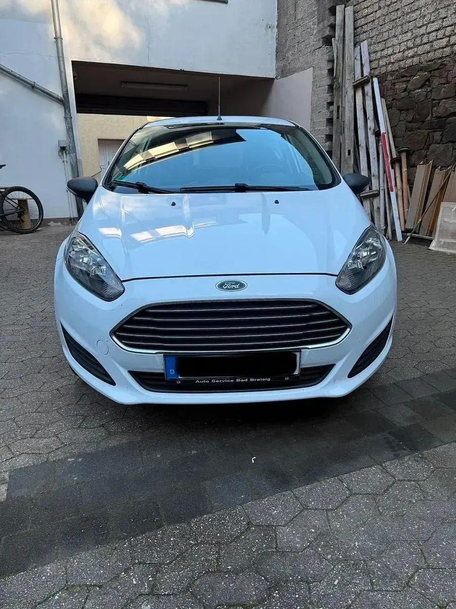 Gebraucht Ford Fiesta 60 PS (44 kW) 2014 Weiß Kleinwagen