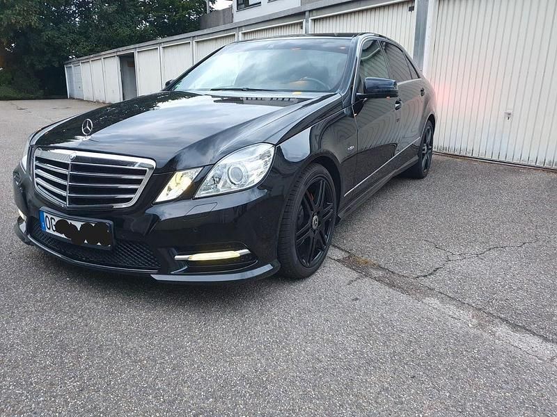 Schwarz Gebraucht 2012 Mercedes E200 AMG Limousine | 15.900 € (Teuer) - Bild 1/4