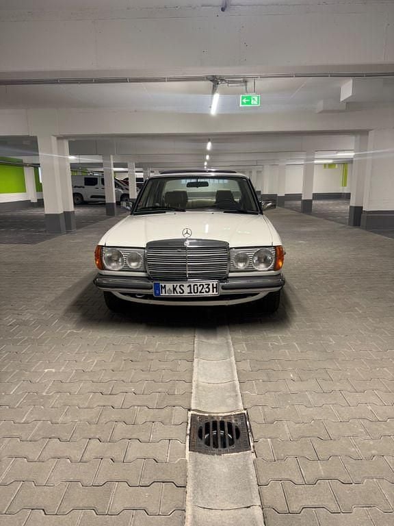 Beige Gebraucht 1981 Mercedes 200 Limousine | 16.490 € - Bild 1/4