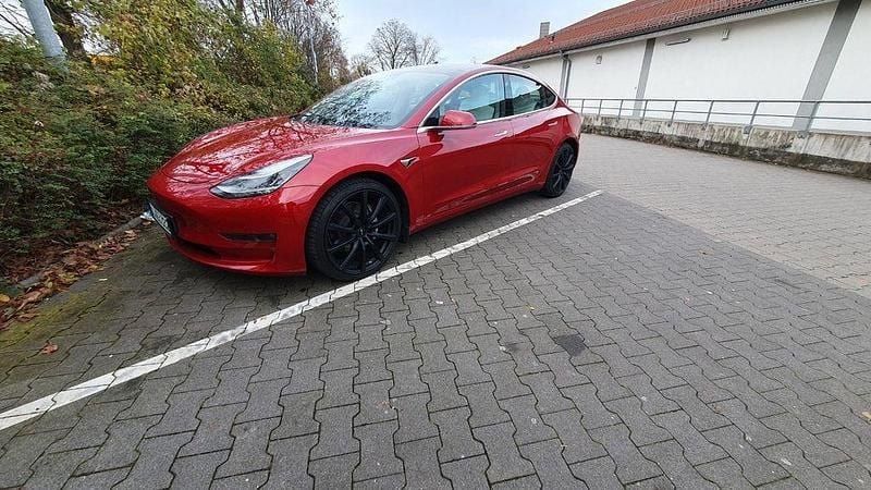Rot Gebraucht 2019 Tesla Model 3 Limousine | 23.500 € (Guter Preis) - Bild 1/4