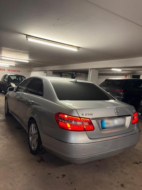 Gebraucht Mercedes E250 Avantgarde 204 PS (150 kW) 2010 Silber Limousine