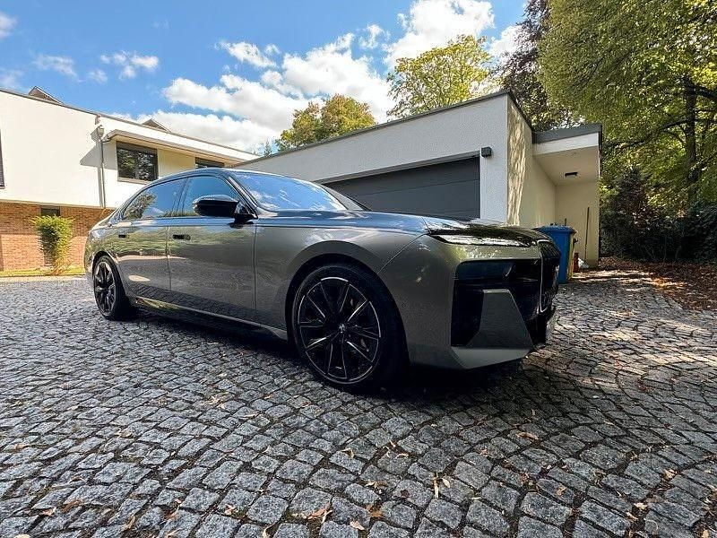 Gebraucht BMW M760e Performance 571 PS (419 kW) 2023 Schwarz Limousine