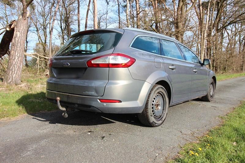 Gebraucht Ford Mondeo 140 PS (102 kW) 2013 Grau Kombi
