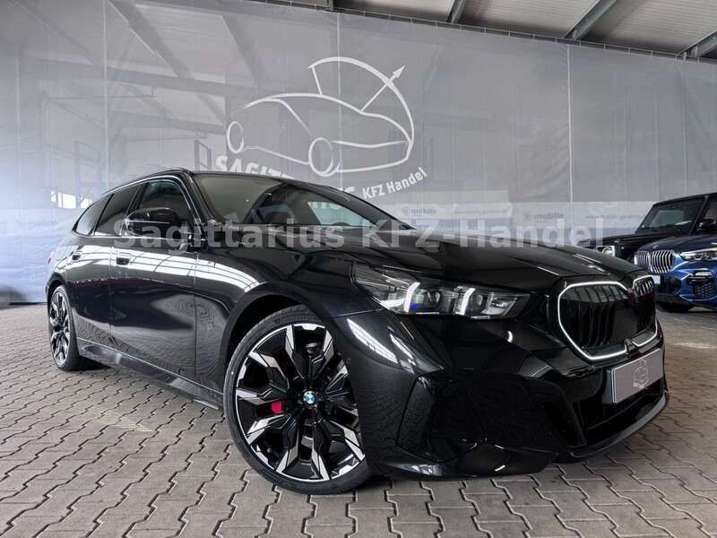 Black sapphire metallic Gebraucht 2024 BMW 520 M Sport Kombi | 64.800 € (Teuer) - Bild 1/4