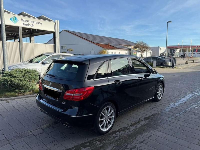 Gebraucht Mercedes B250 211 PS (155 kW) 2013 Kosmosschwarz Van / Kleinbus