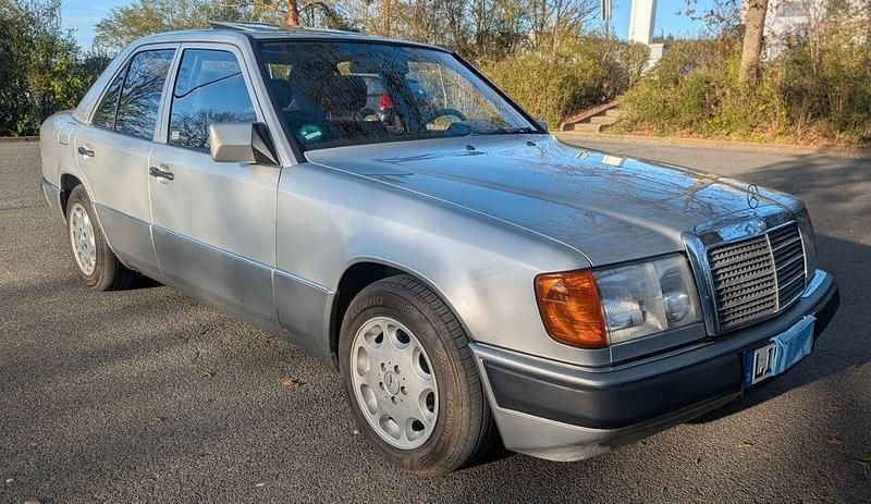 Second-hand Mercedes E230 132 CP (97 kW) 1991 Argintiu Berlinǎ