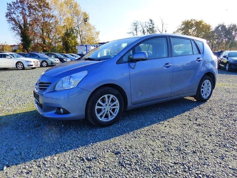 Gebraucht Toyota Verso Edition 147 PS (108 kW) 2011 Blau Van / Kleinbus