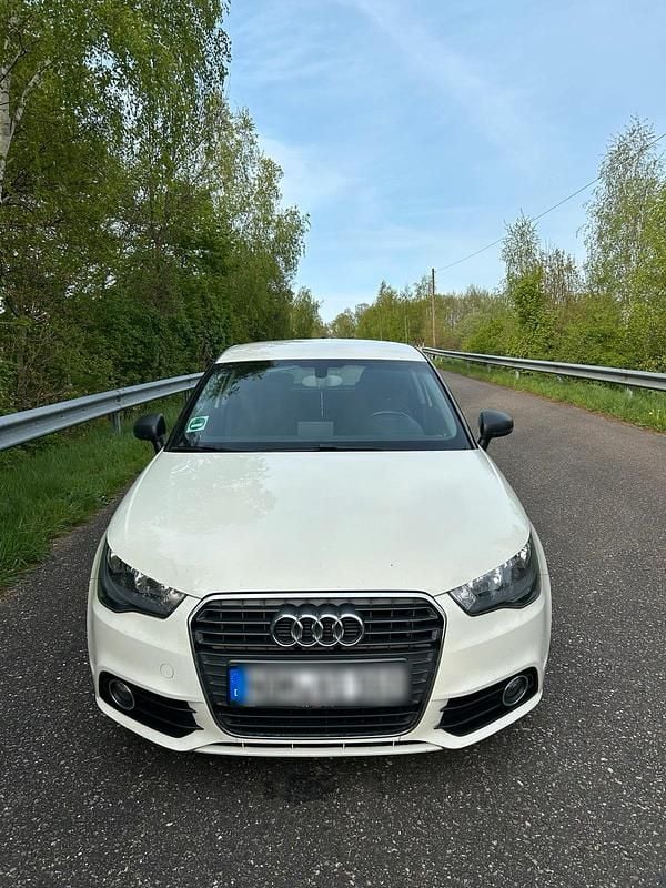 Weiß Gebraucht 2011 Audi A1 Attraction Kleinwagen | 5.500 € - Bild 1/4