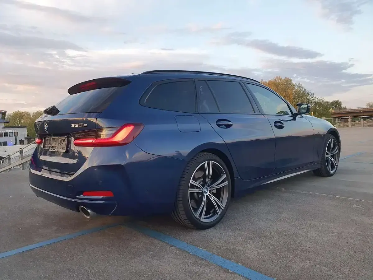 Gebraucht BMW 330e Comfort Edition 292 PS (214 kW) 2024 Blau Kombi