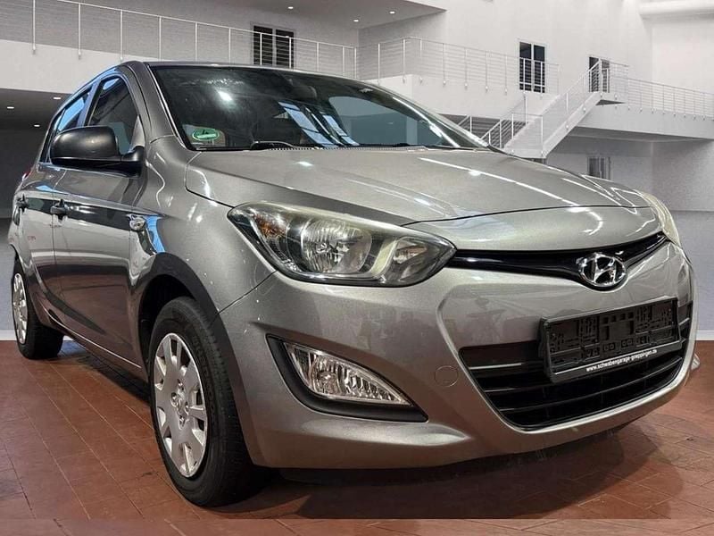 Grau Gebraucht 2013 Hyundai i20 Classic Limousine | 4.400 € (Fairer Preis) - Bild 1/4