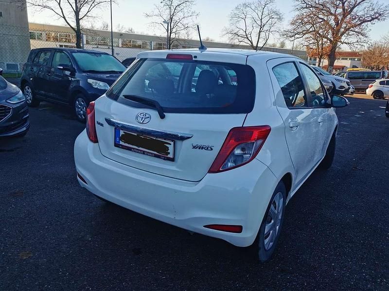 Gebraucht Toyota Yaris Cool 69 PS (50 kW) 2013 Weiß Limousine