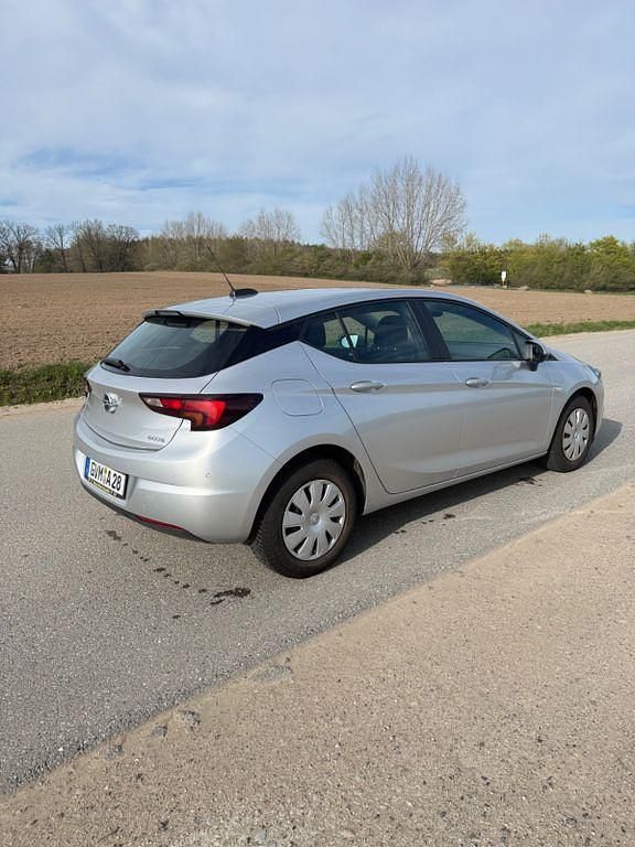 Używany Opel Astra Selection 105 KM (77 kW) 2016 Srebrny Sedan/Limuzyna