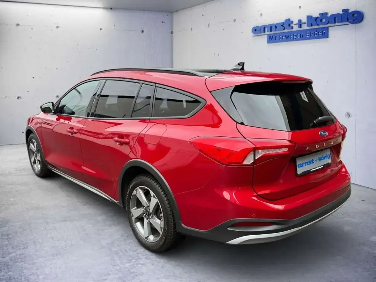 Gebraucht Ford Focus 125 PS (91 kW) 2022 Fantasticrot metallic Kombi