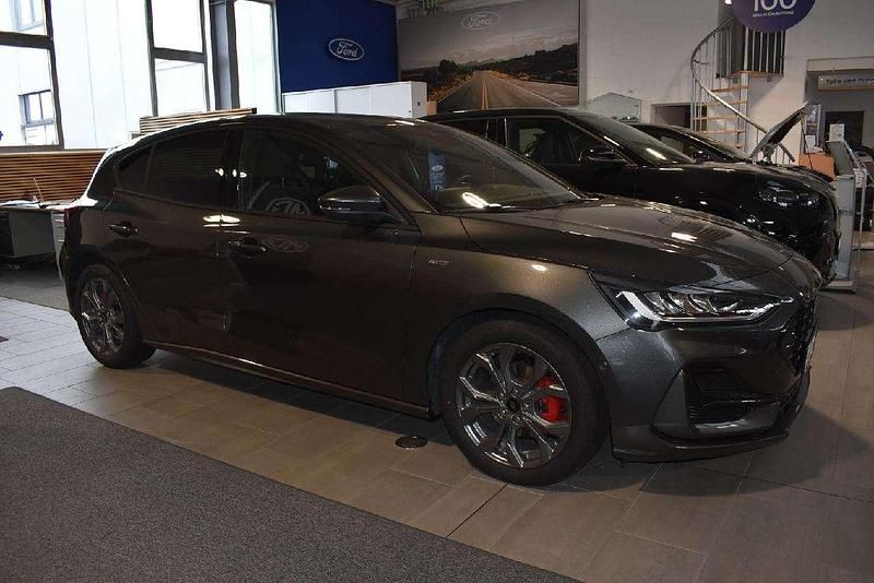 Neu Ford Focus ST-Line 125 PS (91 kW) 2026 Rot Limousine