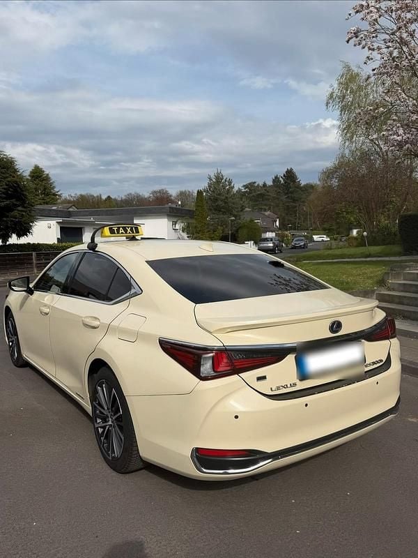 Gebraucht Lexus ES300H 218 PS (160 kW) 2023 Braun Limousine