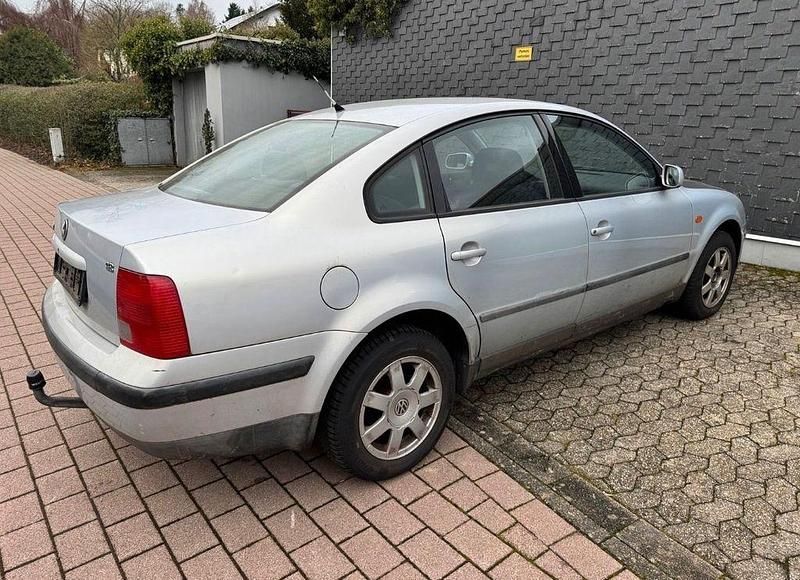 Gebraucht VW Passat Basis 125 PS (91 kW) 1998 Silber Limousine