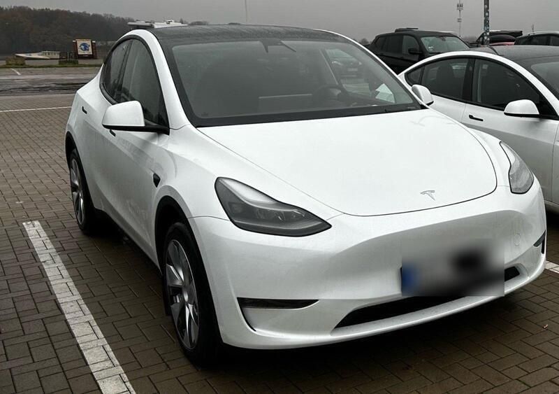 Weiß Gebraucht 2022 Tesla Model Y Long Range SUV | 35.900 € (Guter Preis) - Bild 1/4