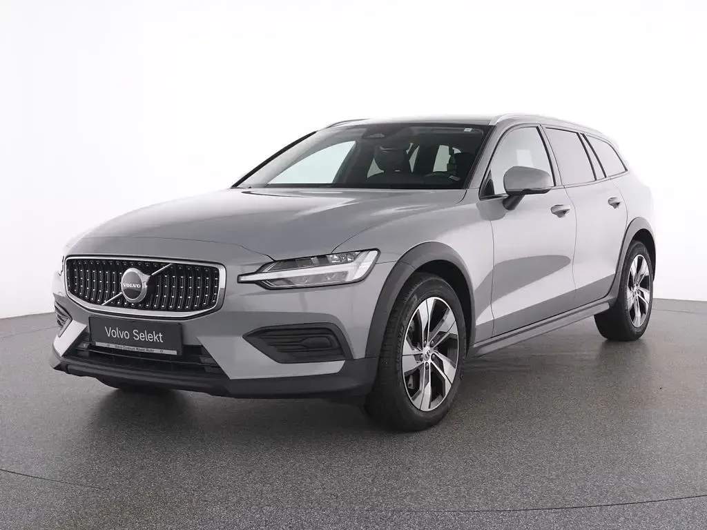Używany Volvo V60 CC Plus 197 KM (144 kW) 2024 Szary Kombi