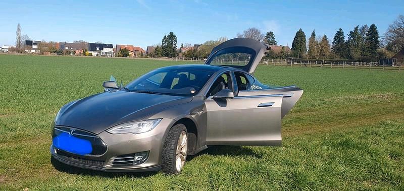 Second-hand Tesla Model S 327 kW (445 CP) 2015 Argintiu Hatchback