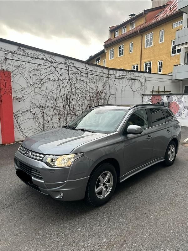 Grau Gebraucht 2013 Mitsubishi Outlander Diamant Edition SUV | 6.920 € (Guter Preis) - Bild 1/4