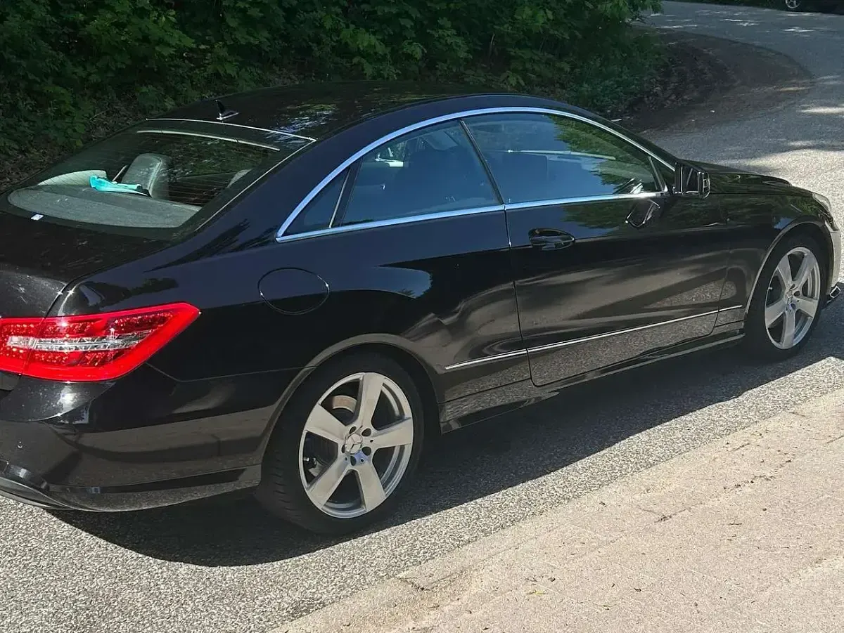 Gebraucht Mercedes E250 Elegance 204 PS (150 kW) 2012 Schwarz Coupé