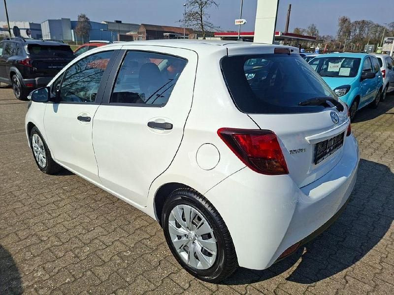Gebraucht Toyota Yaris Basis 69 PS (50 kW) 2014 Super white 2 Kleinwagen