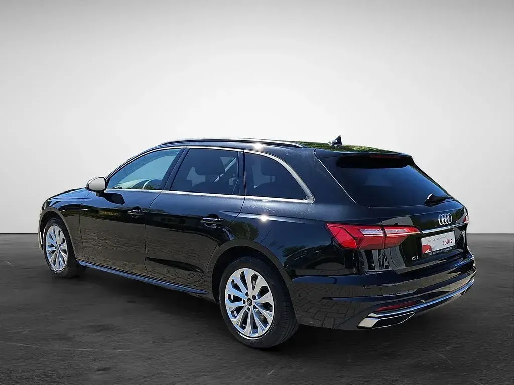 Gebraucht Audi A4 Advanced 163 PS (119 kW) 2023 Mythosschwarz metallic Kombi