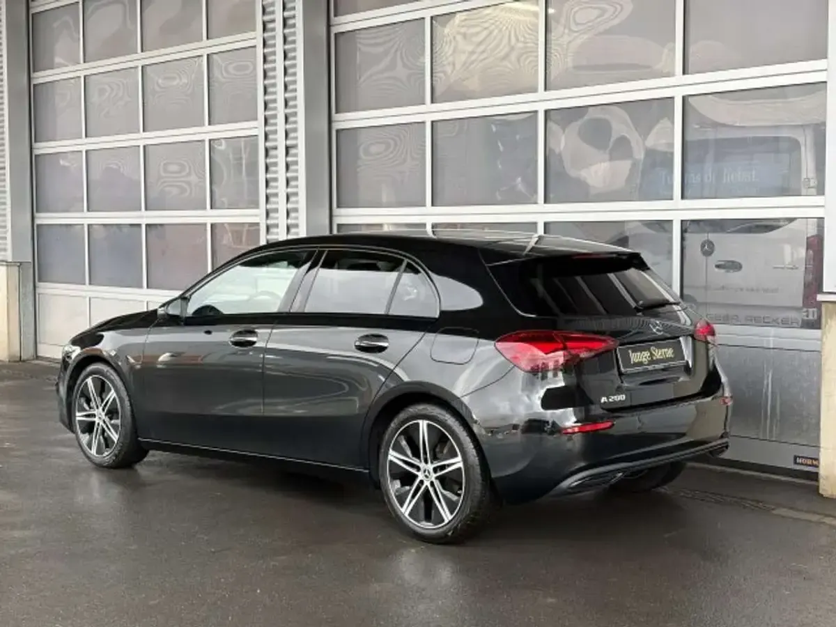 Gebraucht Mercedes A200 Progressive 163 PS (119 kW) 2024 Lack kosmosschwarz Limousine