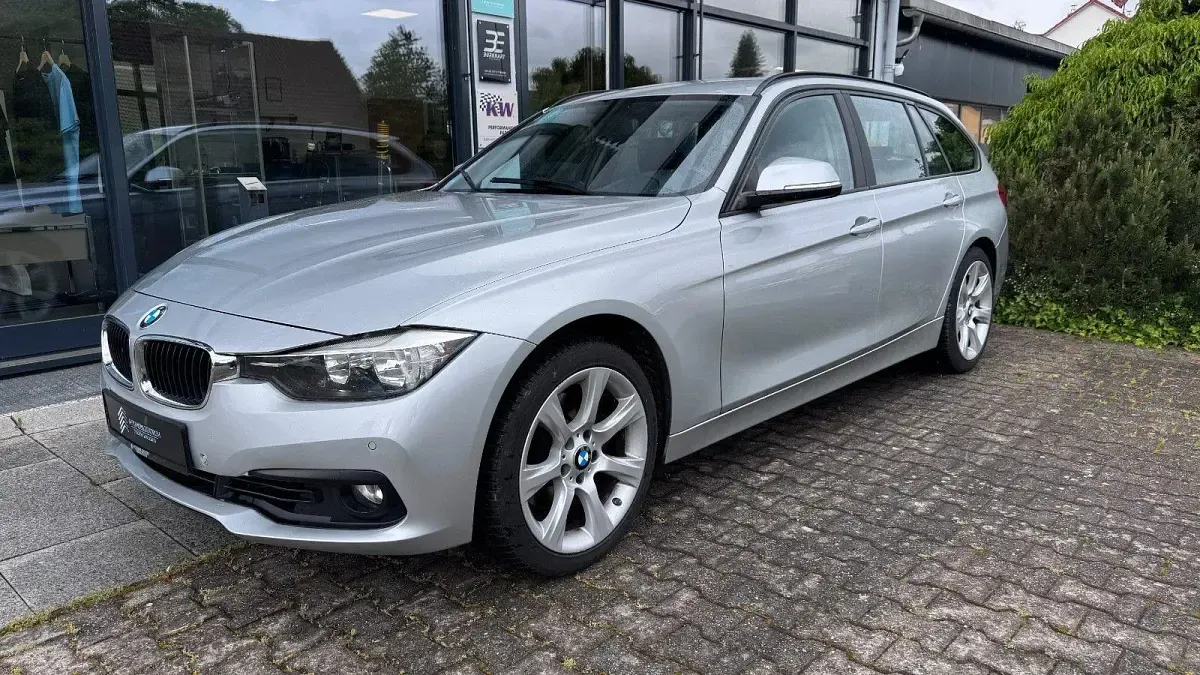 Gebraucht BMW 330 Advantage 258 PS (189 kW) 2016 Glaciersilber metallic Kombi
