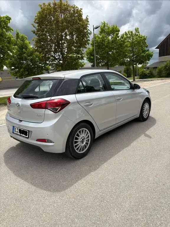 Gebraucht Hyundai i20 101 PS (74 kW) 2018 Silber Limousine
