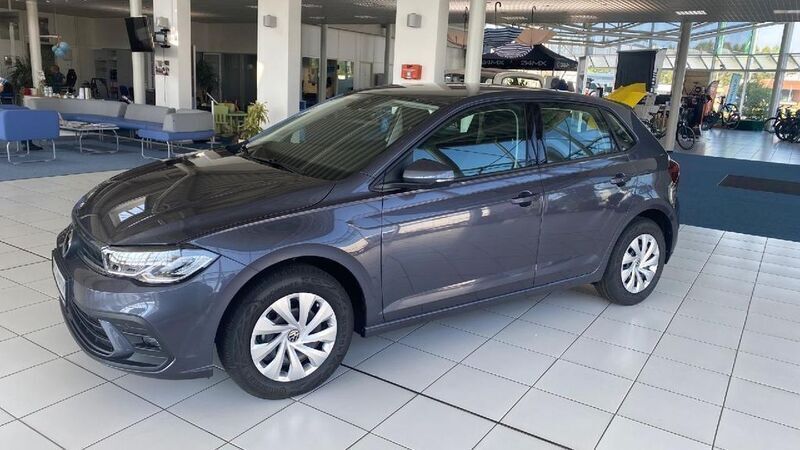 Grau Neu 2024 VW Polo Life Limousine | 23.496 € (Guter Preis) - Bild 1/4