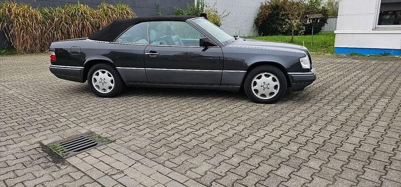 Second-hand Mercedes E320 220 CP (161 kW) 1994 Negru Cabrio
