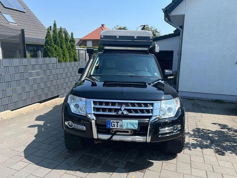 Schwarz Gebraucht 2018 Mitsubishi Pajero Edition SUV | 47.000 € - Bild 1/4