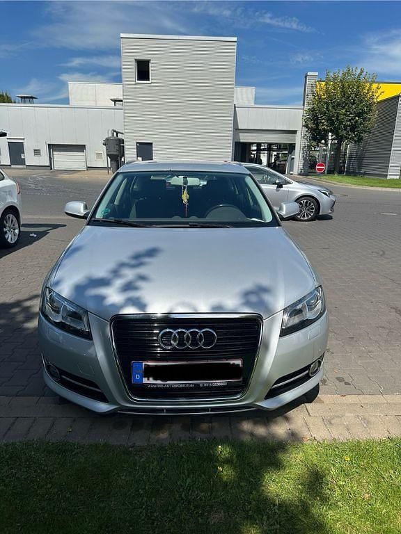 Silber Gebraucht 2010 Audi A3 Sportback Ambiente Limousine | 7.400 € (Fairer Preis) - Bild 1/4
