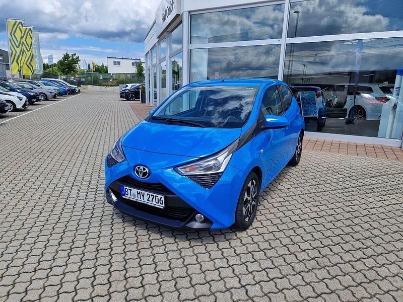 Blau Gebraucht 2020 Toyota Aygo X-play Kleinwagen | 11.990 € (Etwas zu teuer) - Bild 1/4