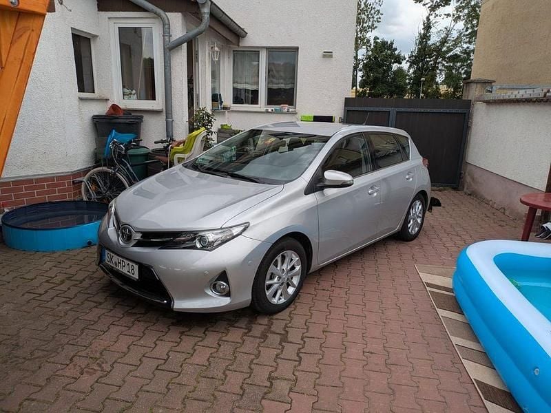 Silber Gebraucht 2013 Toyota Auris Life+ Limousine | 6.900 € (Fairer Preis) - Bild 1/1