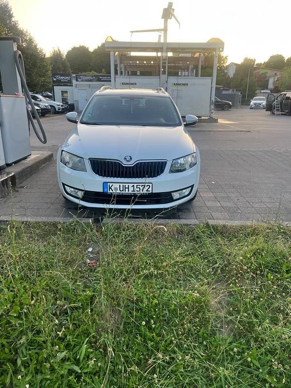Weiß Gebraucht 2016 Skoda Octavia Kombi | 5.999 € (Superpreis) - Bild 1/4