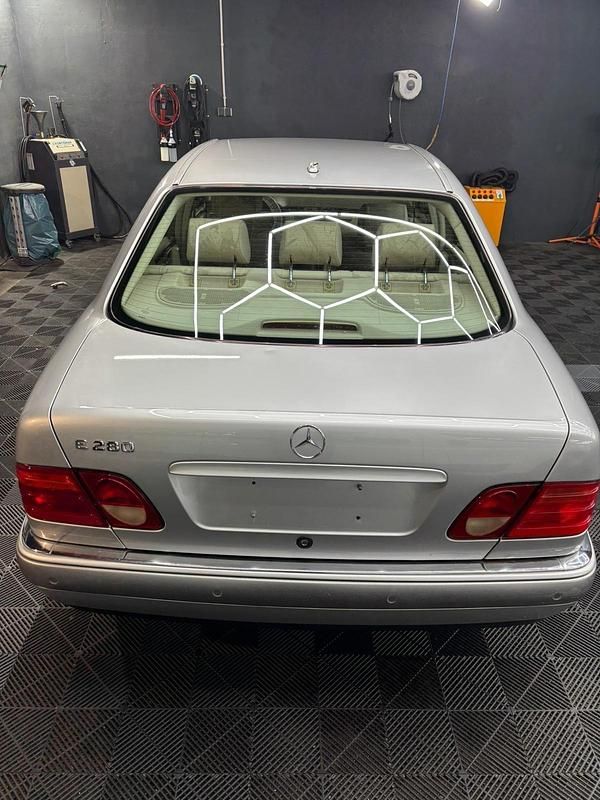Gebraucht Mercedes E280 150 PS (110 kW) 1998 Silber Limousine