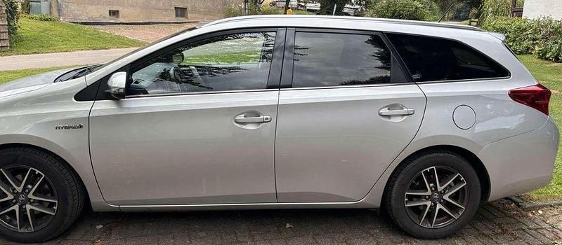 Silber Gebraucht 2015 Toyota Auris Touring Sports Kombi | 12.900 € (Fairer Preis) - Bild 1/4