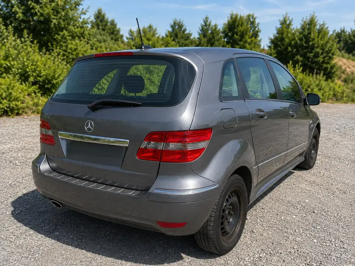 Gebraucht Mercedes B180 116 PS (85 kW) 2011 Grau Kleinwagen