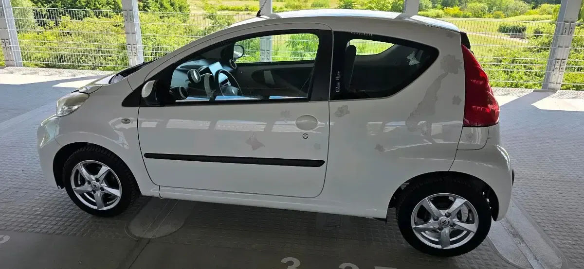Gebraucht Peugeot 107 68 PS (50 kW) 2011 Weiß Kleinwagen
