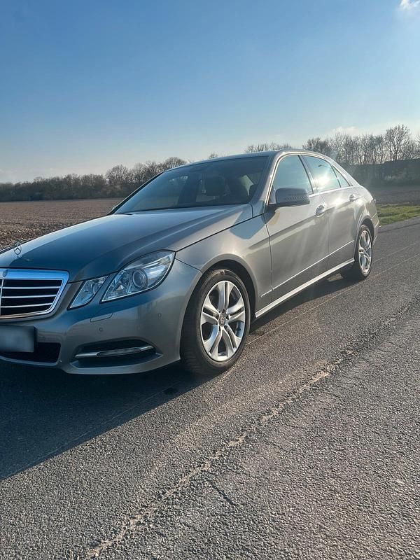 Gebraucht Mercedes E200 Avantgarde 131 PS (96 kW) 2012 Grau Limousine