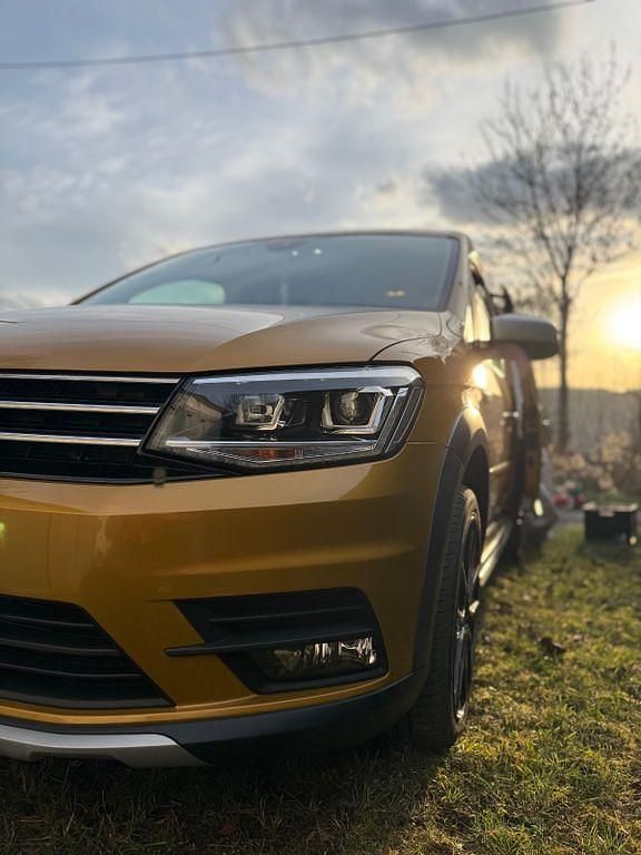 Gebraucht VW Caddy Beach 150 PS (110 kW) 2018 Gold Van / Kleinbus