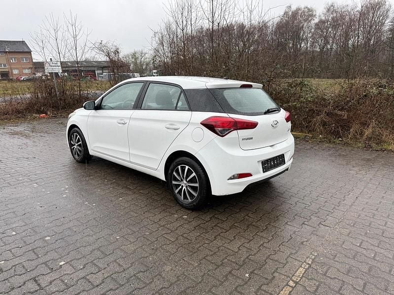 Gebraucht Hyundai i20 75 PS (55 kW) 2016 Weiß Kleinwagen
