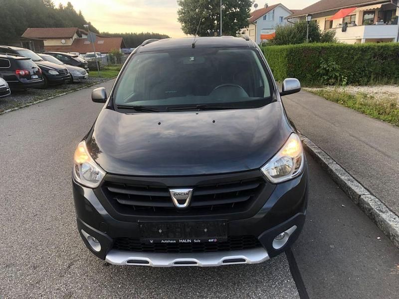 Grau Gebraucht 2015 Dacia Lodgy Lauréate Van / Kleinbus | 5.490 € (Fairer Preis) - Bild 1/4