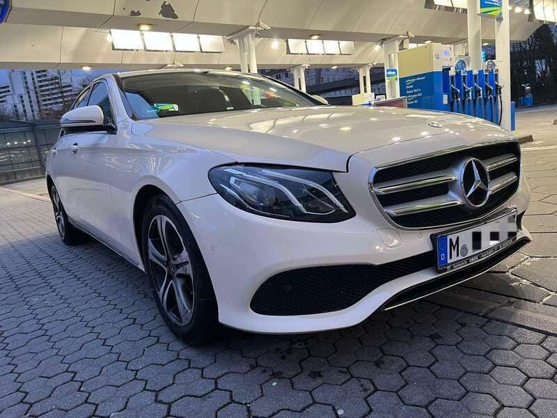 Gelb Gebraucht 2019 Mercedes E200 Limousine | 18.790 € (Superpreis) - Bild 1/4