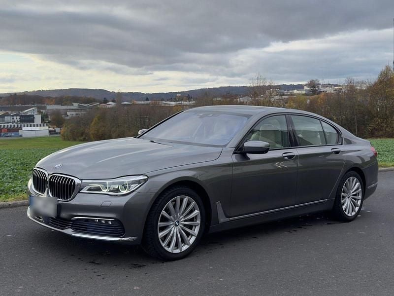 Gebraucht BMW 750 Sport Line 449 PS (330 kW) 2016 Grau Limousine