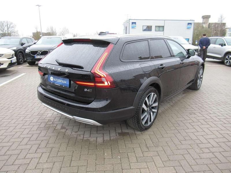 Gebraucht Volvo V90 CC Ultimate 197 PS (144 kW) 2024 Onyx black Kombi